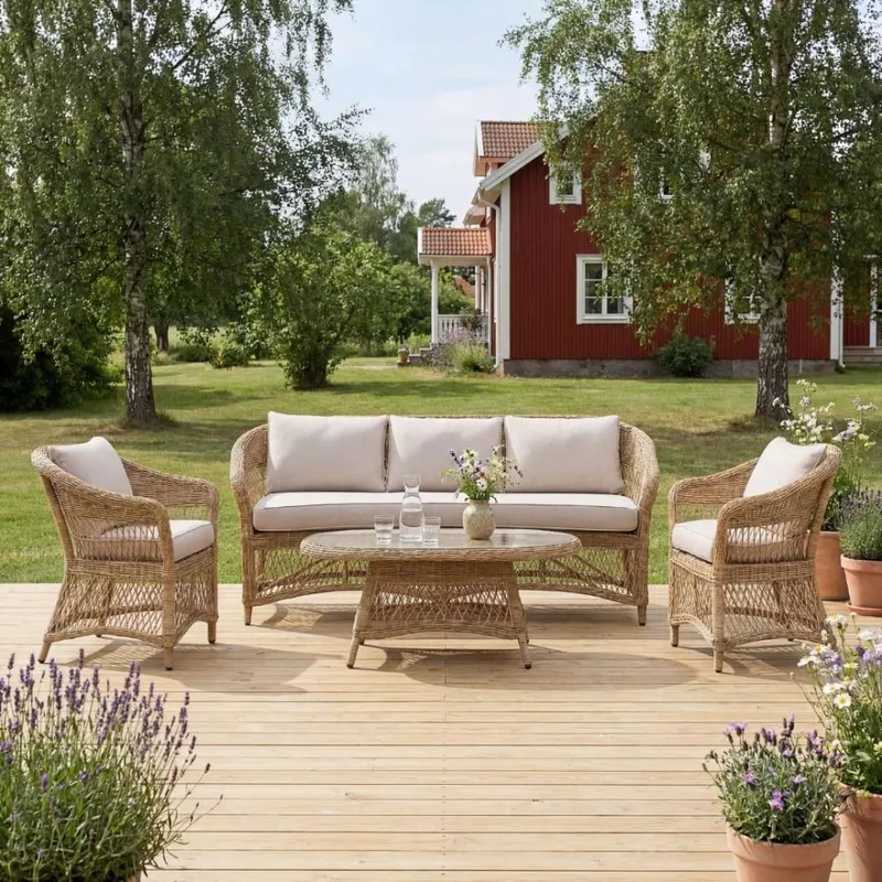 Loungegrupp i naturfärgad konstrotting | 4-delad med soffa, fåtöljer & bord | Ängsö — outl1.se