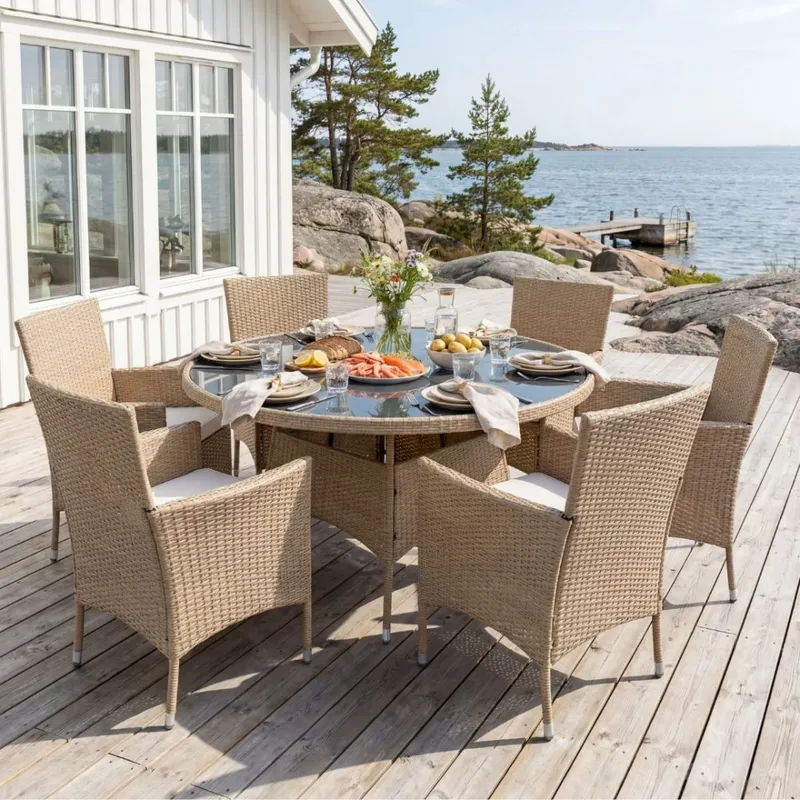 Matgrupp 6 platser | Runt bord Ø135 cm & stolar med dynor | Tylösand — outl1.se