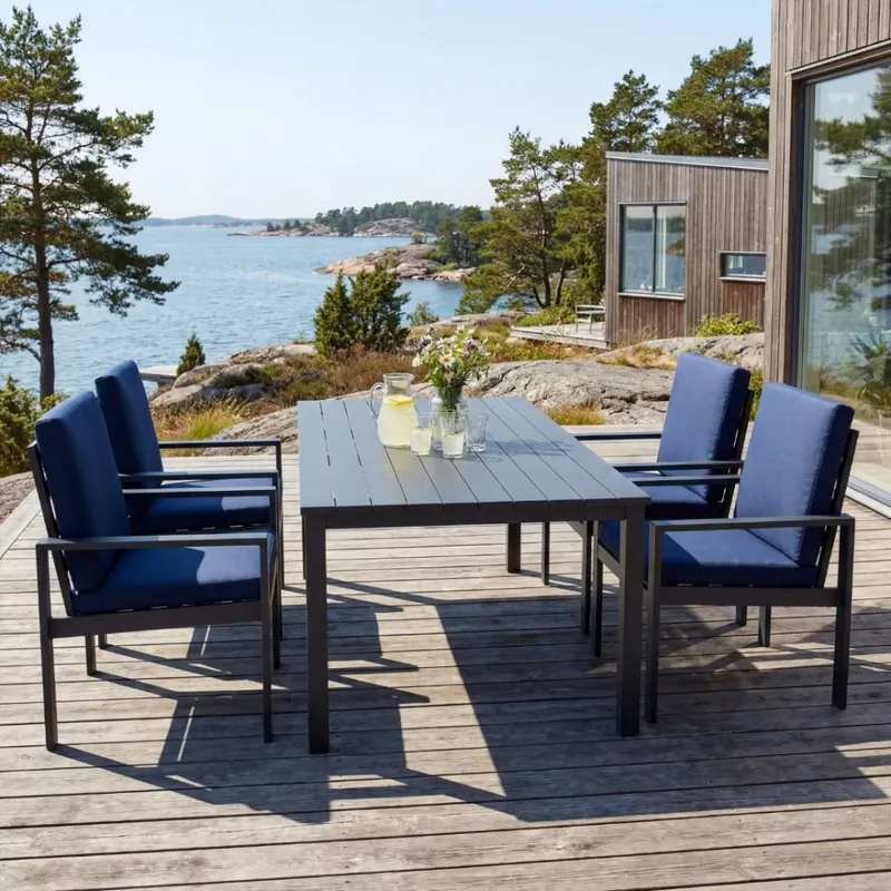 Matgrupp i aluminium | Svart | Bord & 4 stolar | Hamnviken — Lyfco