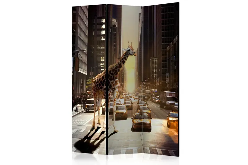 Rumsavdelare Giraffe in the Big City 135x172 cm - Artgeist sp. z o. o. — Artgeist sp. z o. o.