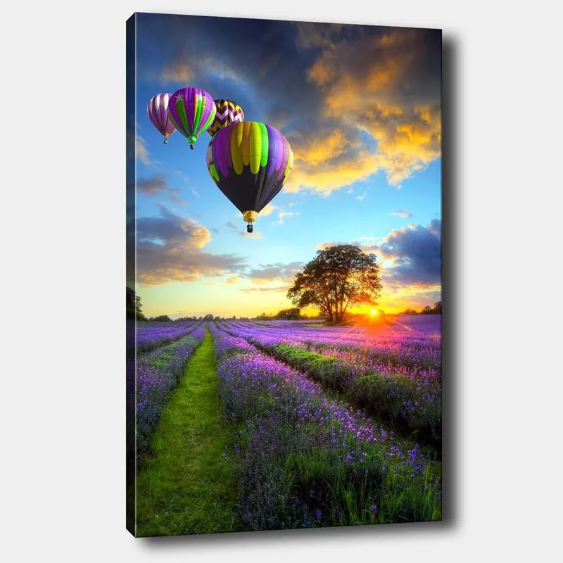 Canvastavla 70x100 cm - Flera färgglada luftballonger sväva över ett lavendelfält i solnedgångens ljus - Lila / Grön / Svart — Lila / Grön / Svart