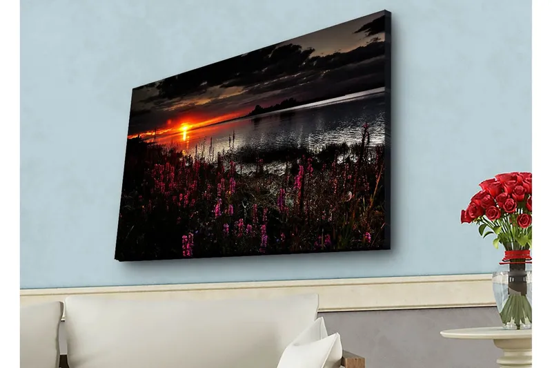 Canvastavla med LED-belysning - Solnedgång över en spegelblanka sjö med blommande växter i förgrunden - Mörkrosa / Orange / Svart — Mörkrosa / Orange / Svart