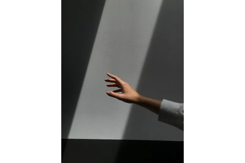 Poster Reaching Hand 30x40 cm - Grå — Venture Home