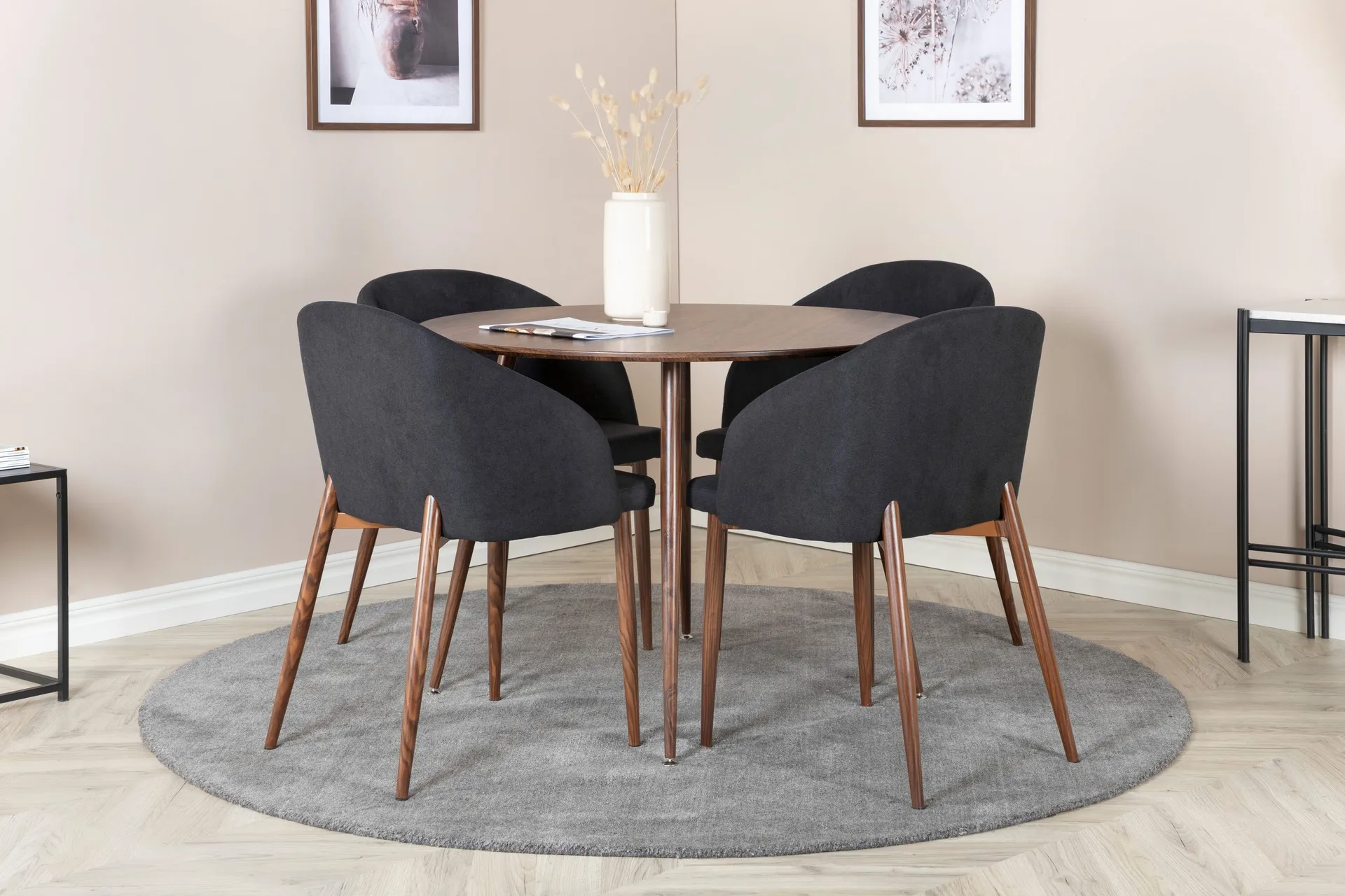 Ridones Matgrupp Rund 100 cm + 4 st Kullersbro Matstolar (Art.nr 1597867) — Venture Home